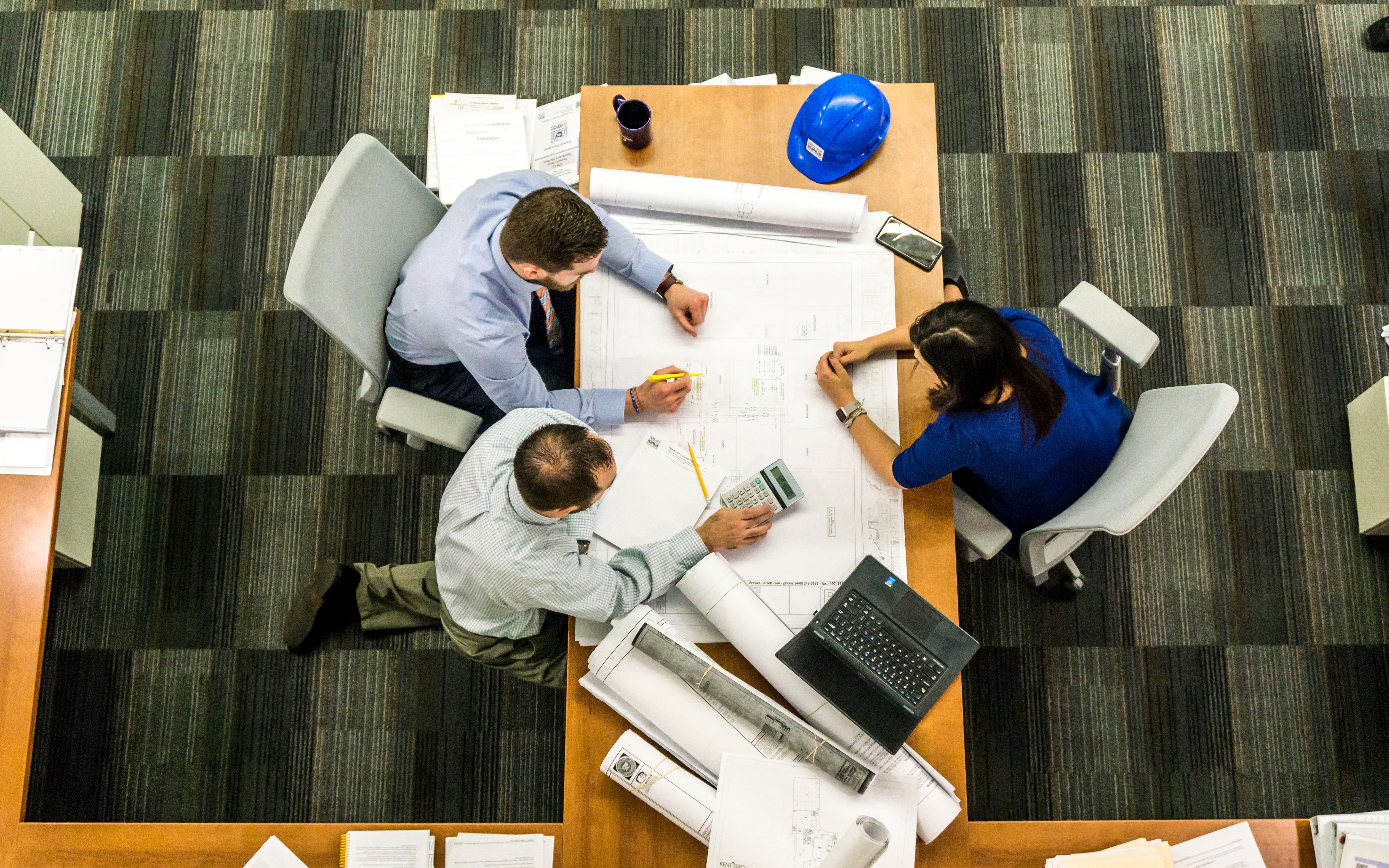 Colleagues having a meeting at desk